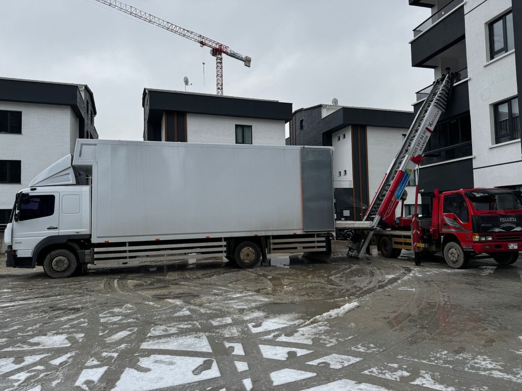 Erciş asansörlü taşıma hizmetlerimiz ile yüksek katlı binalarda taşınmayı hızlı, güvenli ve sorunsuz hale getiriyoruz.